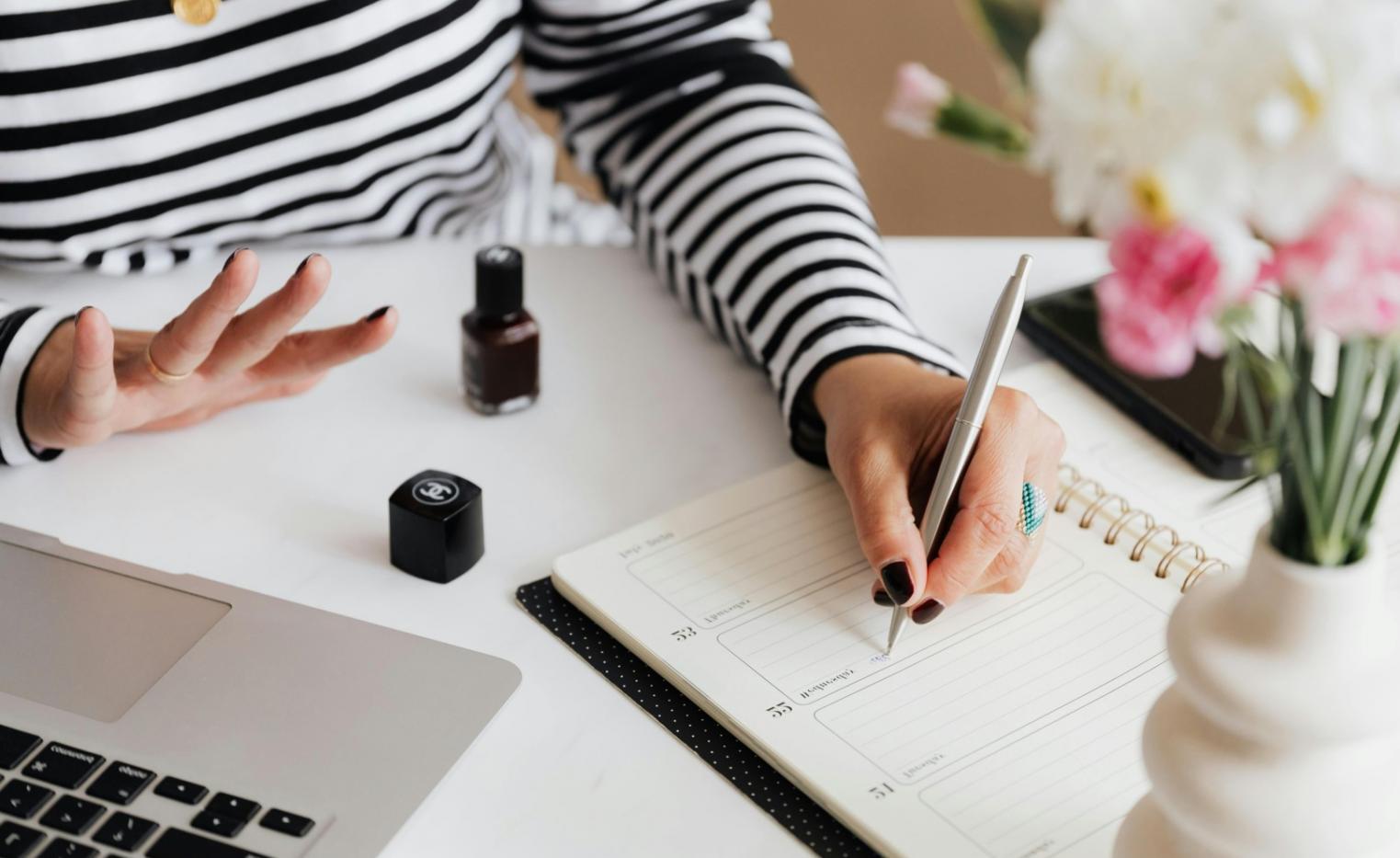 Professionelle Gel-Maniküre Arbeit in hochwertigem Studio