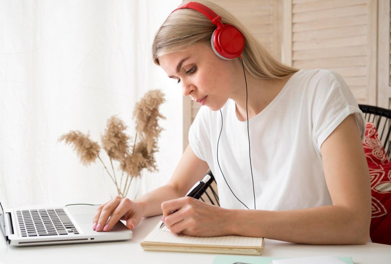 Studentenarbeit zeigt präzise Gel-Maniküre mit gleichmäßiger Farbschicht