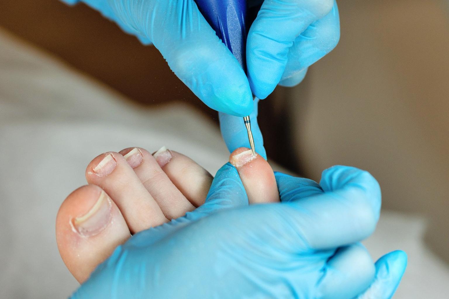 Kursraum mit Arbeitsplätzen für praktische Gel-Maniküre Übungen