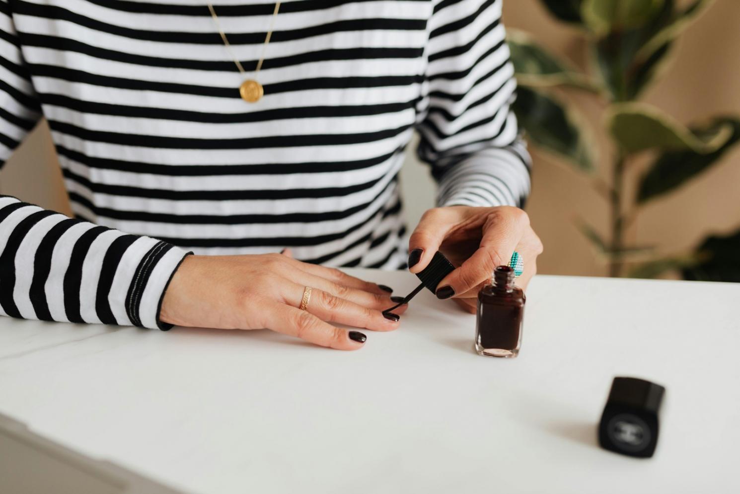 Fortgeschrittene Gel-Maniküre Techniken und Veredelung